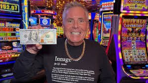 Pemain slot online sedang menikmati permainan di perangkat mobile mereka