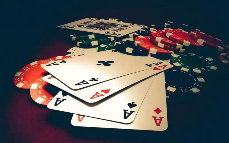 Pemain menikmati permainan slot online di perangkat mobile mereka dengan antarmuka bahasa Indonesia